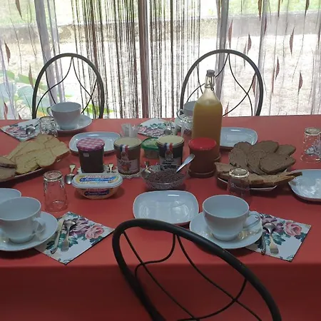 לינה וארוחת בוקר Chez Cathie A 3*